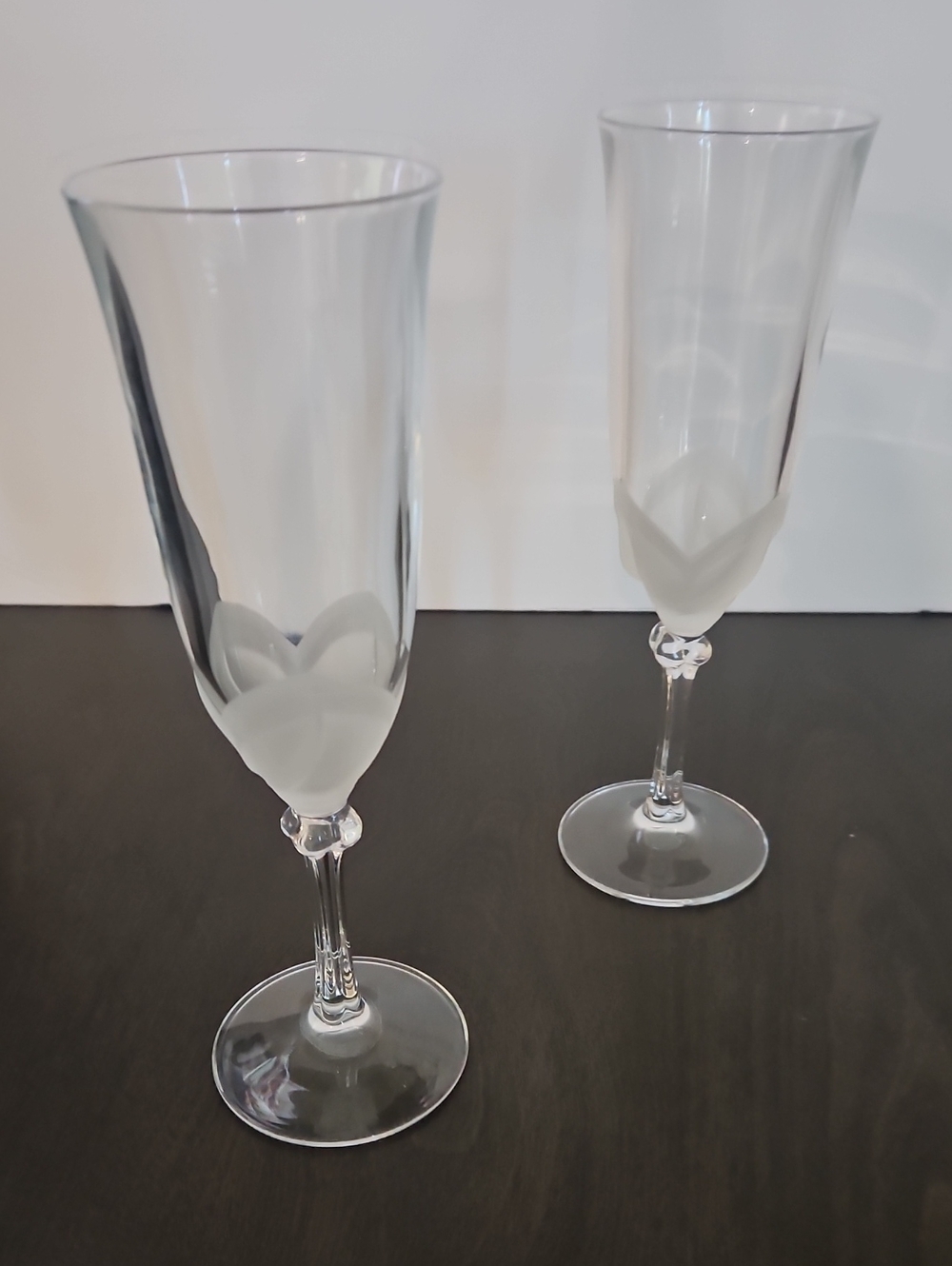 Set of 2 Durand Florence Champagne Glasses With Frosted Petal Design
